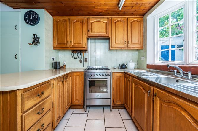 https://photos-a.propertyimages.ie/media/7/3/1/5014137/95e53d88-e51c-4aed-8835-fea897fb62f0_l.jpg