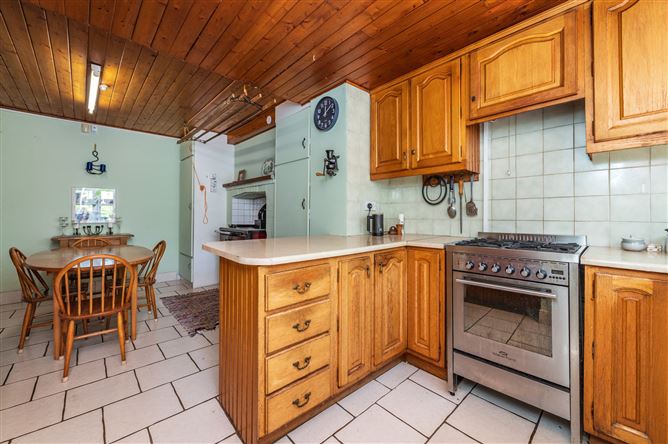 https://photos-a.propertyimages.ie/media/7/3/1/5014137/95e53d88-e51c-4aed-8835-fea897fb62f0_l.jpg