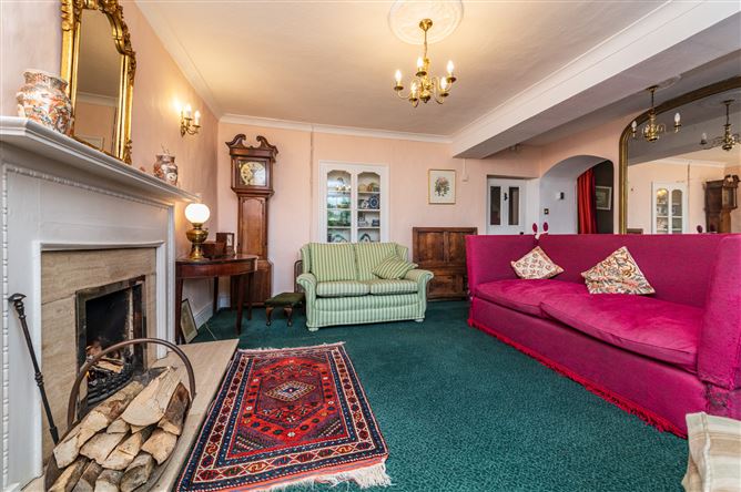 https://photos-a.propertyimages.ie/media/7/3/1/5014137/95e53d88-e51c-4aed-8835-fea897fb62f0_l.jpg