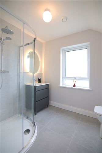 https://photos-a.propertyimages.ie/media/7/3/3/5021337/33029597-50d4-4734-9dc8-626dc6459c48_l.jpg