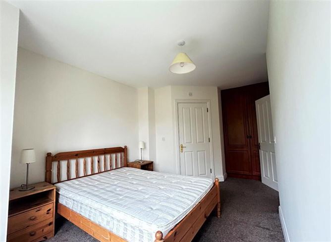 9 Mac Raghnaill, Lough Rinn, Mohill, Leitrim