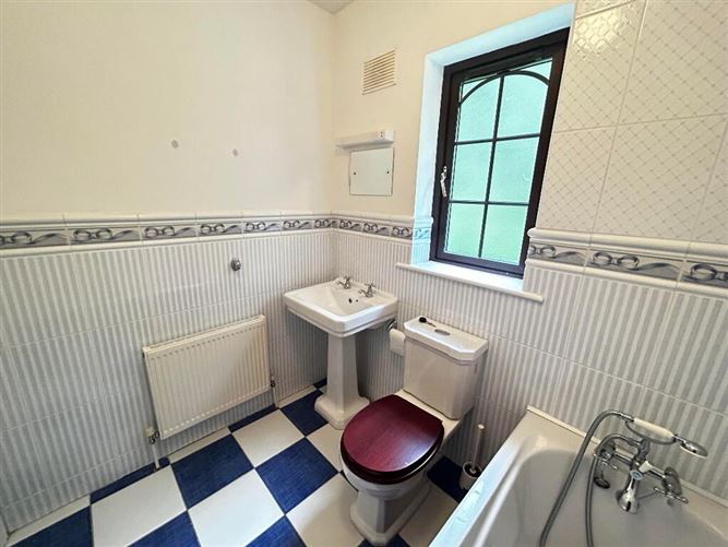 9 Mac Raghnaill, Lough Rinn, Mohill, Leitrim