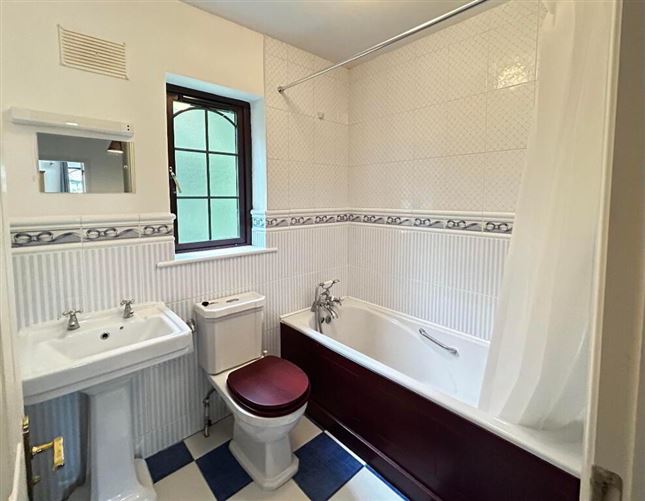 9 Mac Raghnaill, Lough Rinn, Mohill, Leitrim
