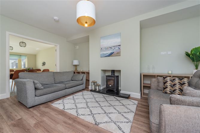 https://photos-a.propertyimages.ie/media/7/3/6/4927637/e101cc9c-9351-424f-9a65-e3d8e888d610_l.jpg