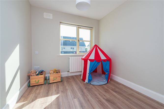 https://photos-a.propertyimages.ie/media/7/3/6/4927637/e101cc9c-9351-424f-9a65-e3d8e888d610_l.jpg