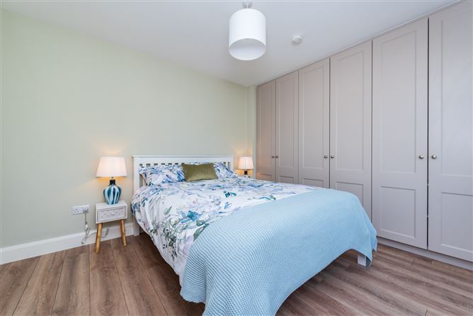 https://photos-a.propertyimages.ie/media/7/3/6/4927637/e101cc9c-9351-424f-9a65-e3d8e888d610_l.jpg