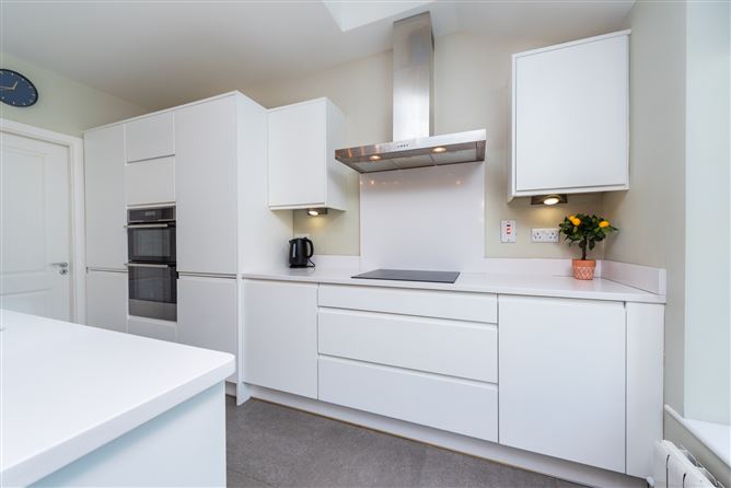 https://photos-a.propertyimages.ie/media/7/3/6/4927637/e101cc9c-9351-424f-9a65-e3d8e888d610_l.jpg