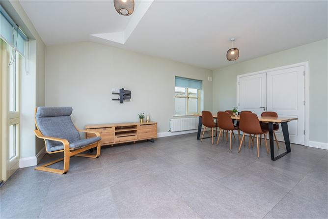 https://photos-a.propertyimages.ie/media/7/3/6/4927637/e101cc9c-9351-424f-9a65-e3d8e888d610_l.jpg