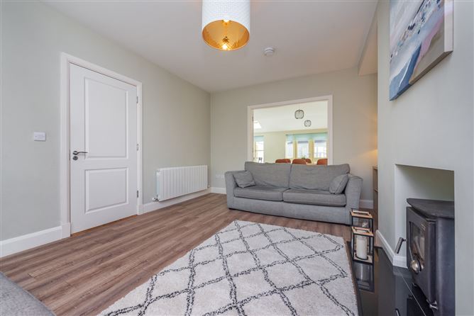 https://photos-a.propertyimages.ie/media/7/3/6/4927637/e101cc9c-9351-424f-9a65-e3d8e888d610_l.jpg