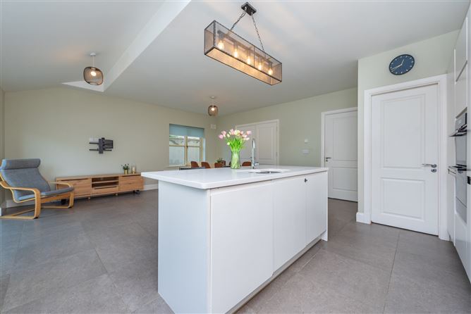 https://photos-a.propertyimages.ie/media/7/3/6/4927637/e101cc9c-9351-424f-9a65-e3d8e888d610_l.jpg