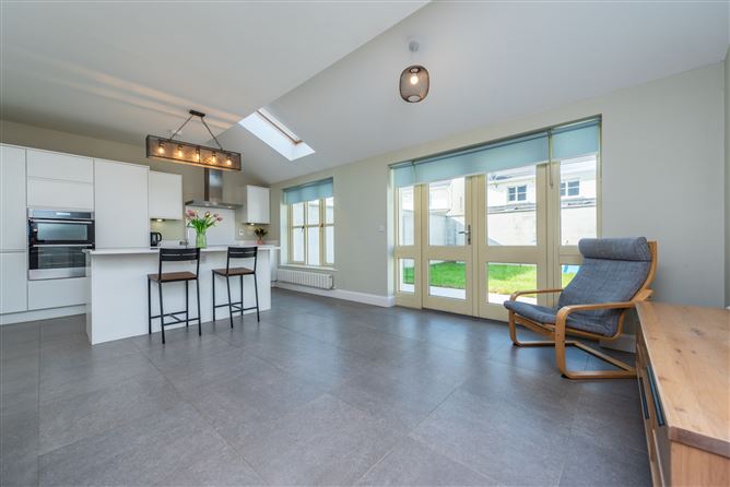 https://photos-a.propertyimages.ie/media/7/3/6/4927637/e101cc9c-9351-424f-9a65-e3d8e888d610_l.jpg