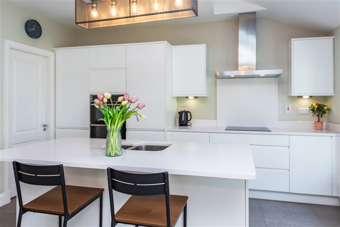 https://photos-a.propertyimages.ie/media/7/3/6/4927637/e101cc9c-9351-424f-9a65-e3d8e888d610_l.jpg