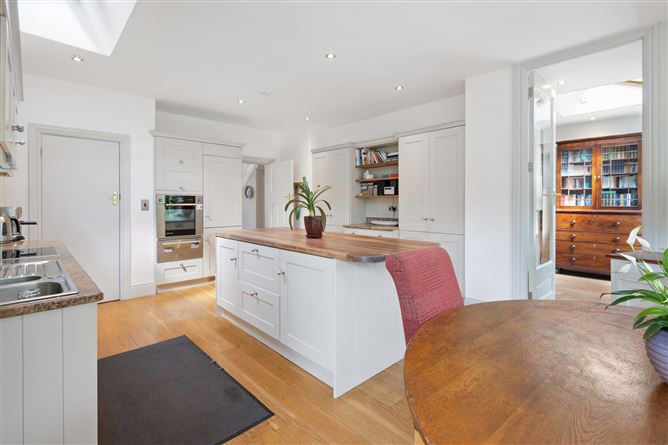 https://photos-a.propertyimages.ie/media/7/3/6/4999637/ca893d47-bbe7-4628-a493-9ff78ac5875b_l.jpg
