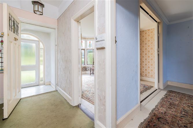 https://photos-a.propertyimages.ie/media/7/3/7/4912737/9cd6b186-f565-4aa1-beec-4131399a595d_l.jpg