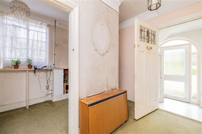 https://photos-a.propertyimages.ie/media/7/3/7/4912737/9cd6b186-f565-4aa1-beec-4131399a595d_l.jpg