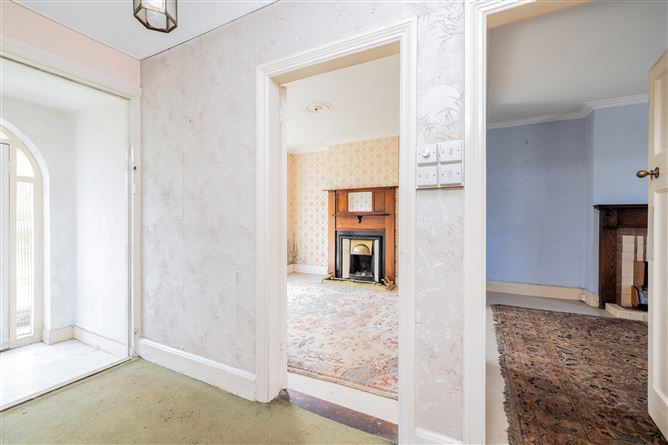 https://photos-a.propertyimages.ie/media/7/3/7/4912737/9cd6b186-f565-4aa1-beec-4131399a595d_l.jpg