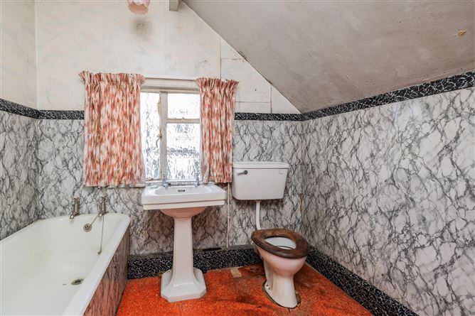 https://photos-a.propertyimages.ie/media/7/3/7/4912737/9cd6b186-f565-4aa1-beec-4131399a595d_l.jpg