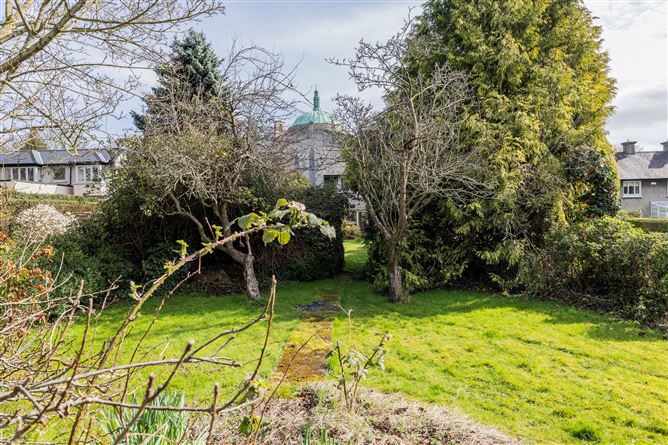 https://photos-a.propertyimages.ie/media/7/3/7/4912737/9cd6b186-f565-4aa1-beec-4131399a595d_l.jpg