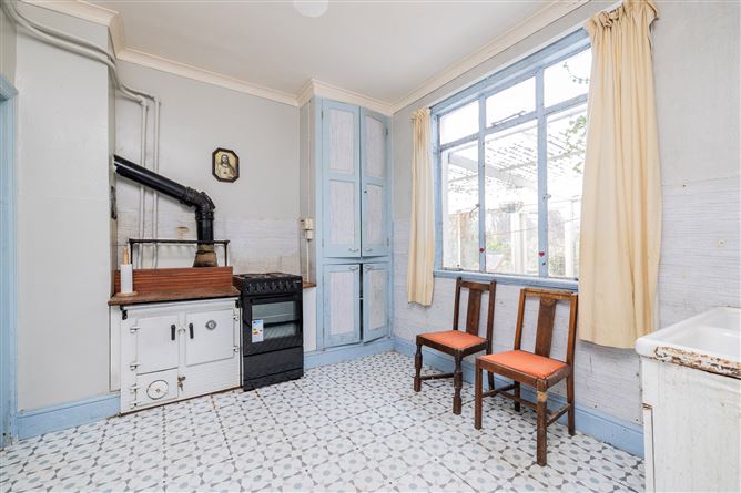 https://photos-a.propertyimages.ie/media/7/3/7/4912737/9cd6b186-f565-4aa1-beec-4131399a595d_l.jpg