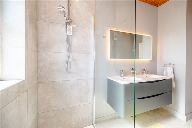 https://photos-a.propertyimages.ie/media/7/3/8/5010837/f936f1c8-cfd7-44a8-8153-27e0a1bf4295_l.jpg