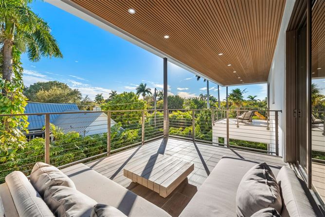 Photo 9 of 10 — Palm & Open Sky,Miami Shores,Florida,USA