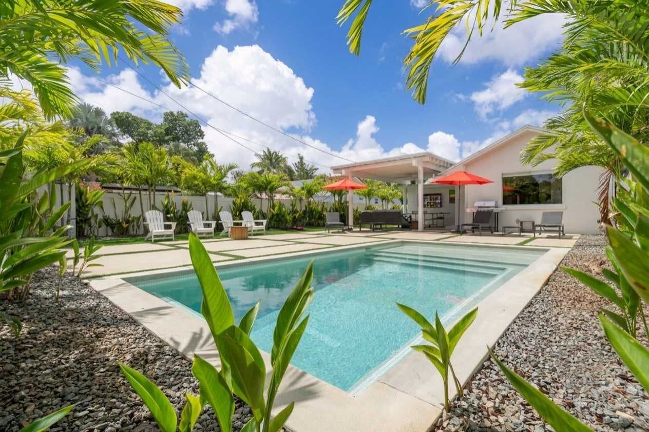 Photo 1 of 25 — Pergola & Hollywood,Dania Beach, Florida, USA