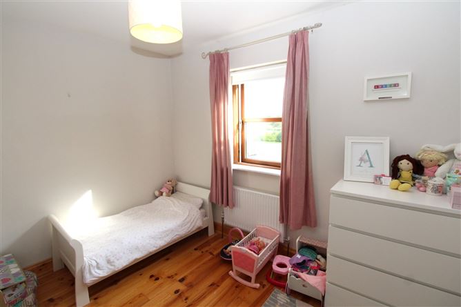 11 The Waterfront, Tarmonbarry, Roscommon