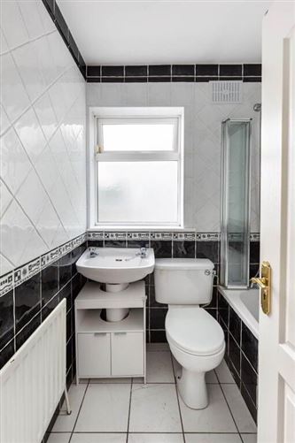 https://photos-a.propertyimages.ie/media/7/4/0/4996047/97cbaf3c-97b6-434d-b405-837764b4b337_l.jpg