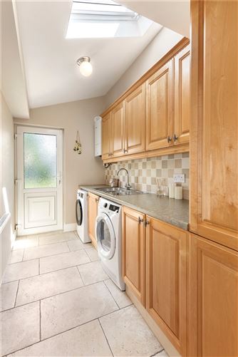 https://photos-a.propertyimages.ie/media/7/4/5/5009547/71cd7eb7-e8cb-485d-8fcb-ee2829f58c0d_l.jpg