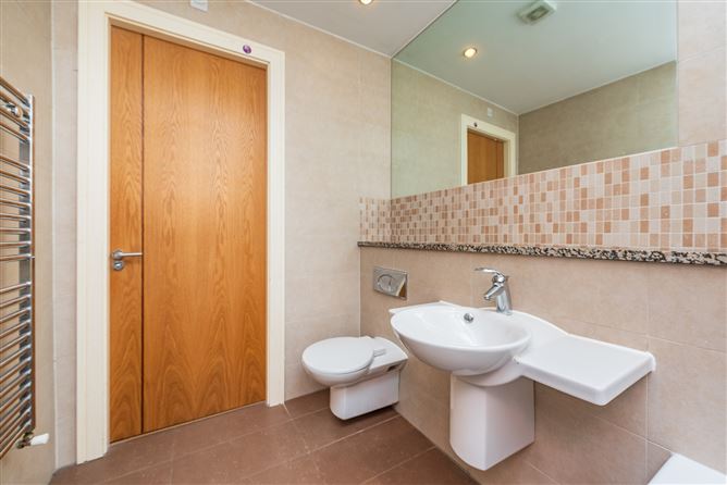 https://photos-a.propertyimages.ie/media/7/4/7/4956747/95c5765e-8d4e-4638-849f-06cf3c8199c9_l.jpg