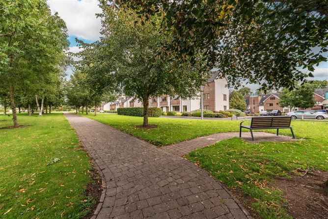 https://photos-a.propertyimages.ie/media/7/4/7/4956747/95c5765e-8d4e-4638-849f-06cf3c8199c9_l.jpg