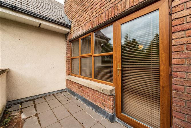 https://photos-a.propertyimages.ie/media/7/4/7/4956747/95c5765e-8d4e-4638-849f-06cf3c8199c9_l.jpg