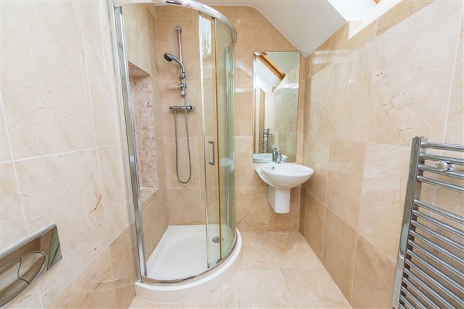 https://photos-a.propertyimages.ie/media/7/4/7/4956747/95c5765e-8d4e-4638-849f-06cf3c8199c9_l.jpg