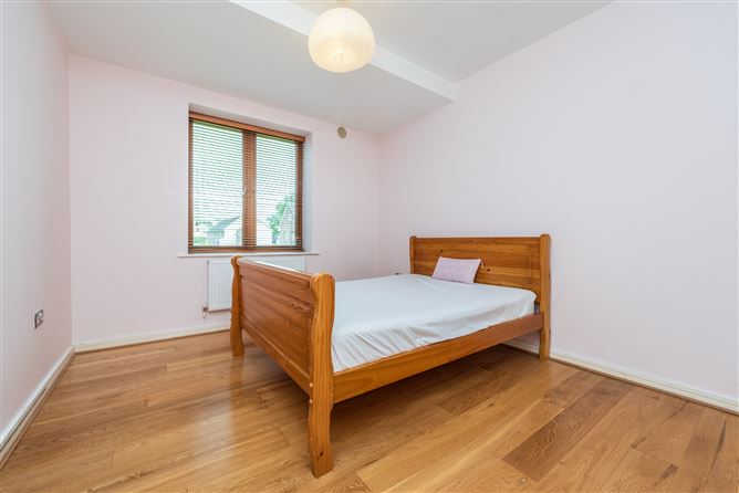 https://photos-a.propertyimages.ie/media/7/4/7/4956747/95c5765e-8d4e-4638-849f-06cf3c8199c9_l.jpg