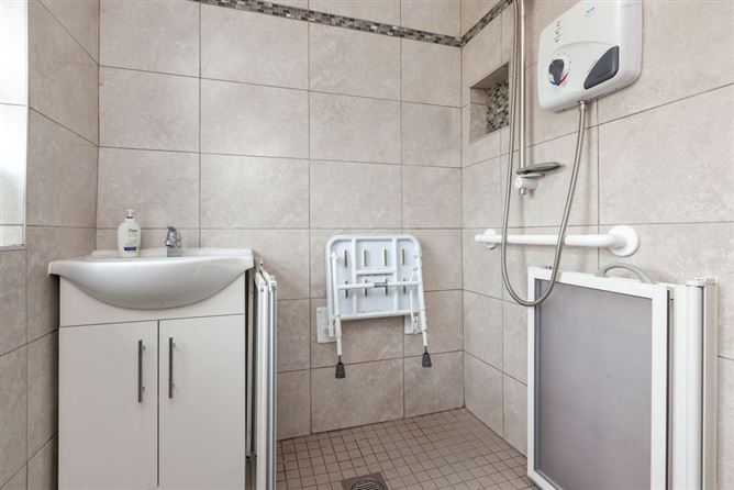 https://photos-a.propertyimages.ie/media/7/5/0/4924057/cdf76a3f-35e3-4af7-869f-3642d6e9e9bf_l.jpg