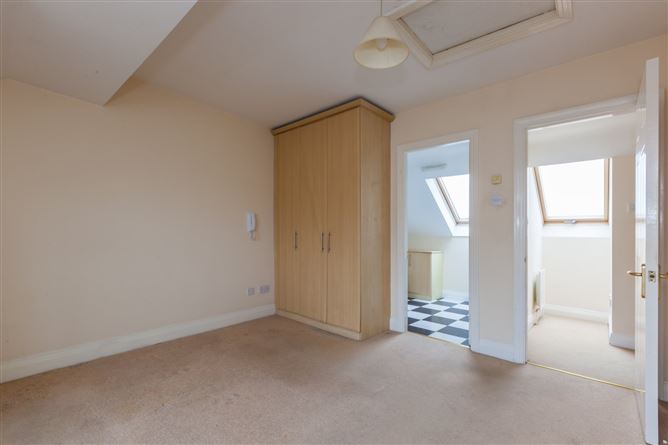 10 Hampton Square, Navan Road, Dublin 7.