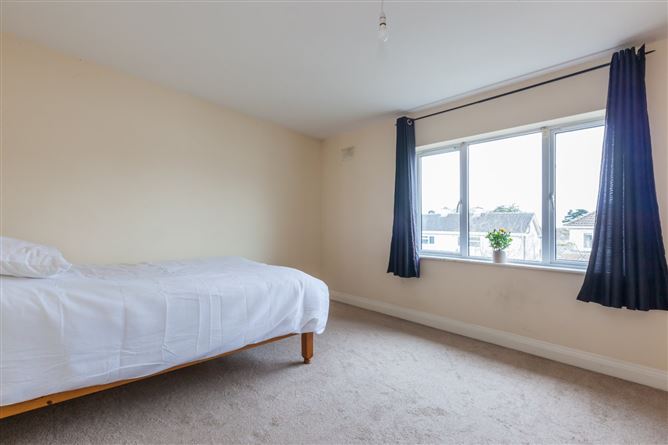 10 Hampton Square, Navan Road, Dublin 7.