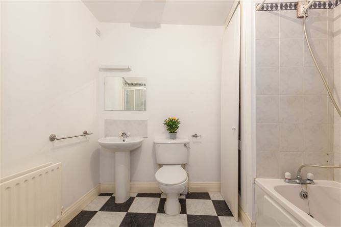 10 Hampton Square, Navan Road, Dublin 7.