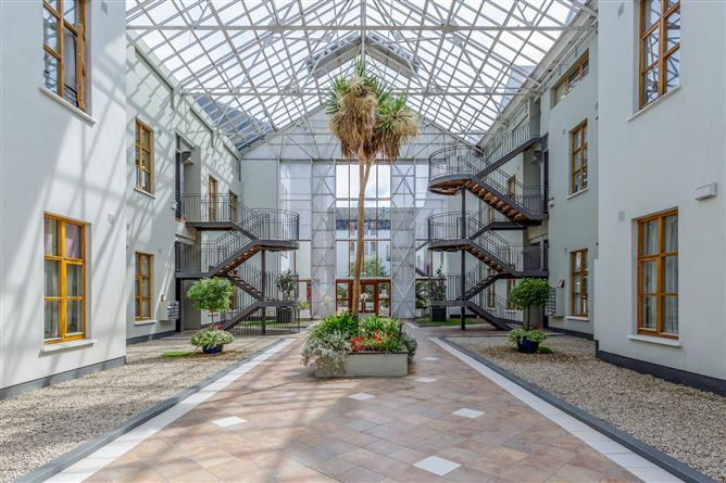 102 Wintergarden, Pearse Street, Dublin 2