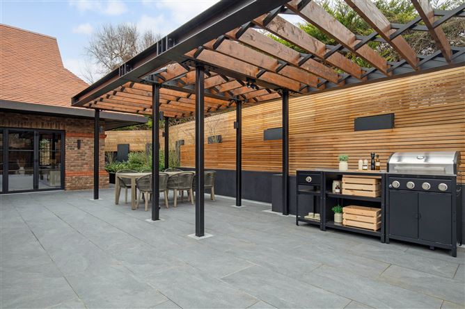 https://photos-a.propertyimages.ie/media/7/6/6/4912667/52158d03-d1d4-4c11-a53d-8e372bf8a320_l.jpg