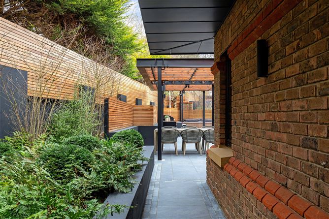 https://photos-a.propertyimages.ie/media/7/6/6/4912667/52158d03-d1d4-4c11-a53d-8e372bf8a320_l.jpg