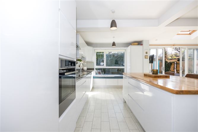 https://photos-a.propertyimages.ie/media/7/6/6/4919667/06c40aa6-a0f9-4679-af41-f9f4de464dba_l.jpg