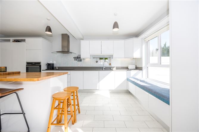 https://photos-a.propertyimages.ie/media/7/6/6/4919667/06c40aa6-a0f9-4679-af41-f9f4de464dba_l.jpg