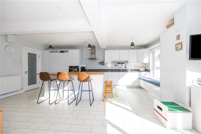 https://photos-a.propertyimages.ie/media/7/6/6/4919667/06c40aa6-a0f9-4679-af41-f9f4de464dba_l.jpg