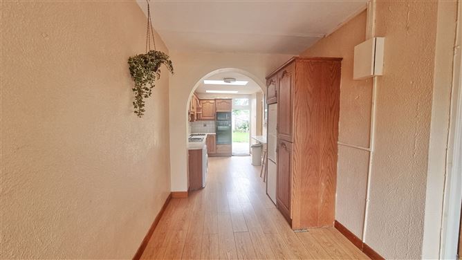 https://photos-a.propertyimages.ie/media/7/6/6/4957667/f5738f4a-1438-44ad-aa0f-d676875bbf04_l.jpeg