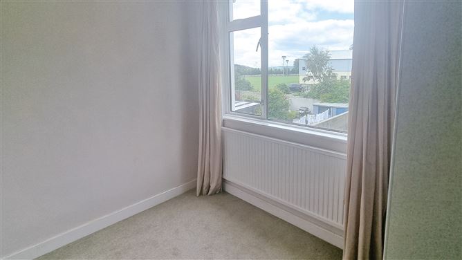 https://photos-a.propertyimages.ie/media/7/6/6/4957667/f5738f4a-1438-44ad-aa0f-d676875bbf04_l.jpeg