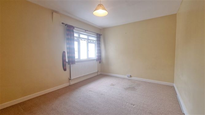 https://photos-a.propertyimages.ie/media/7/6/6/4957667/f5738f4a-1438-44ad-aa0f-d676875bbf04_l.jpeg