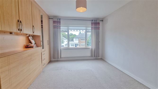 https://photos-a.propertyimages.ie/media/7/6/6/4957667/f5738f4a-1438-44ad-aa0f-d676875bbf04_l.jpeg