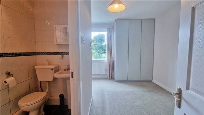 https://photos-a.propertyimages.ie/media/7/6/6/4957667/f5738f4a-1438-44ad-aa0f-d676875bbf04_l.jpeg