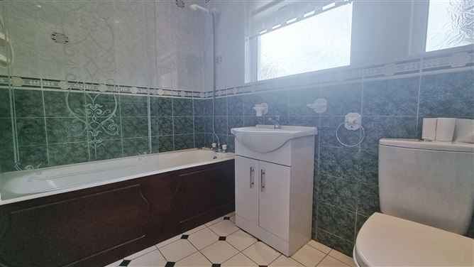 https://photos-a.propertyimages.ie/media/7/6/6/4957667/f5738f4a-1438-44ad-aa0f-d676875bbf04_l.jpeg